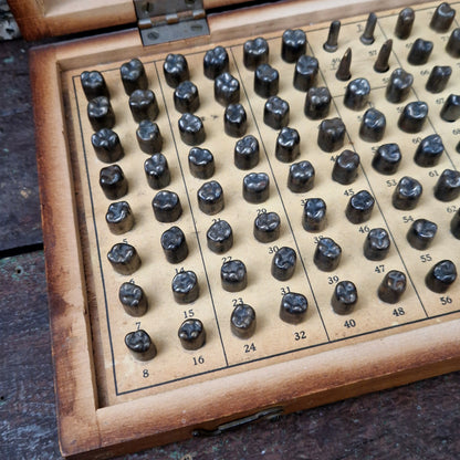 Ancien coffret dentaire pour fabrication de couronnes en or