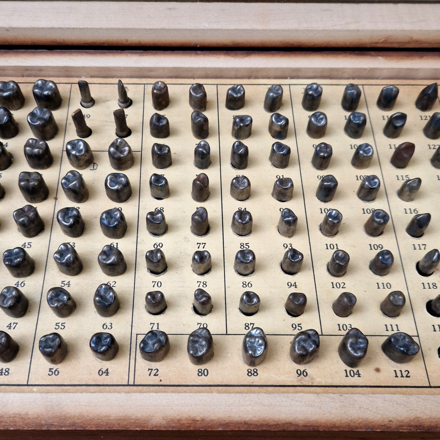 Ancien coffret dentaire pour fabrication de couronnes en or