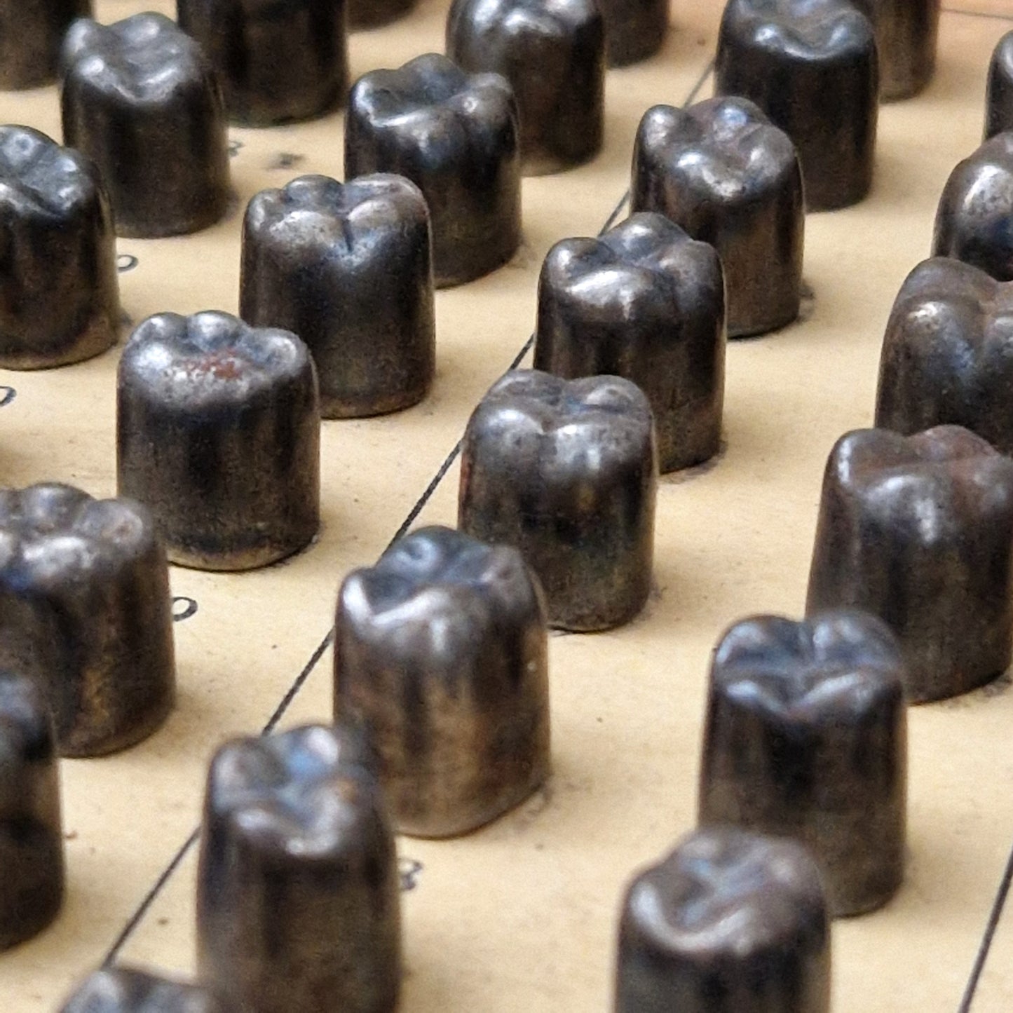 Ancien coffret dentaire pour fabrication de couronnes en or