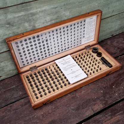 Ancien coffret dentaire pour fabrication de couronnes en or