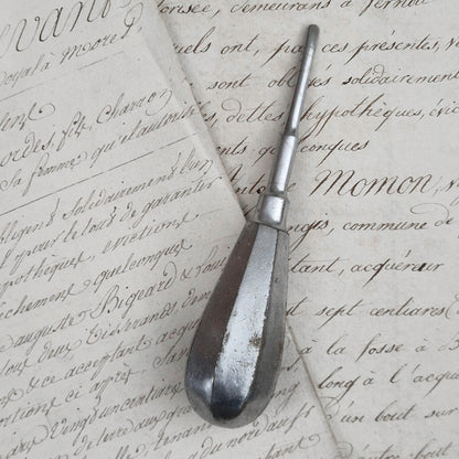 Ancien instrument médical à curette / gouge