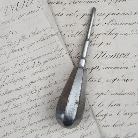 Ancien instrument médical à curette / gouge