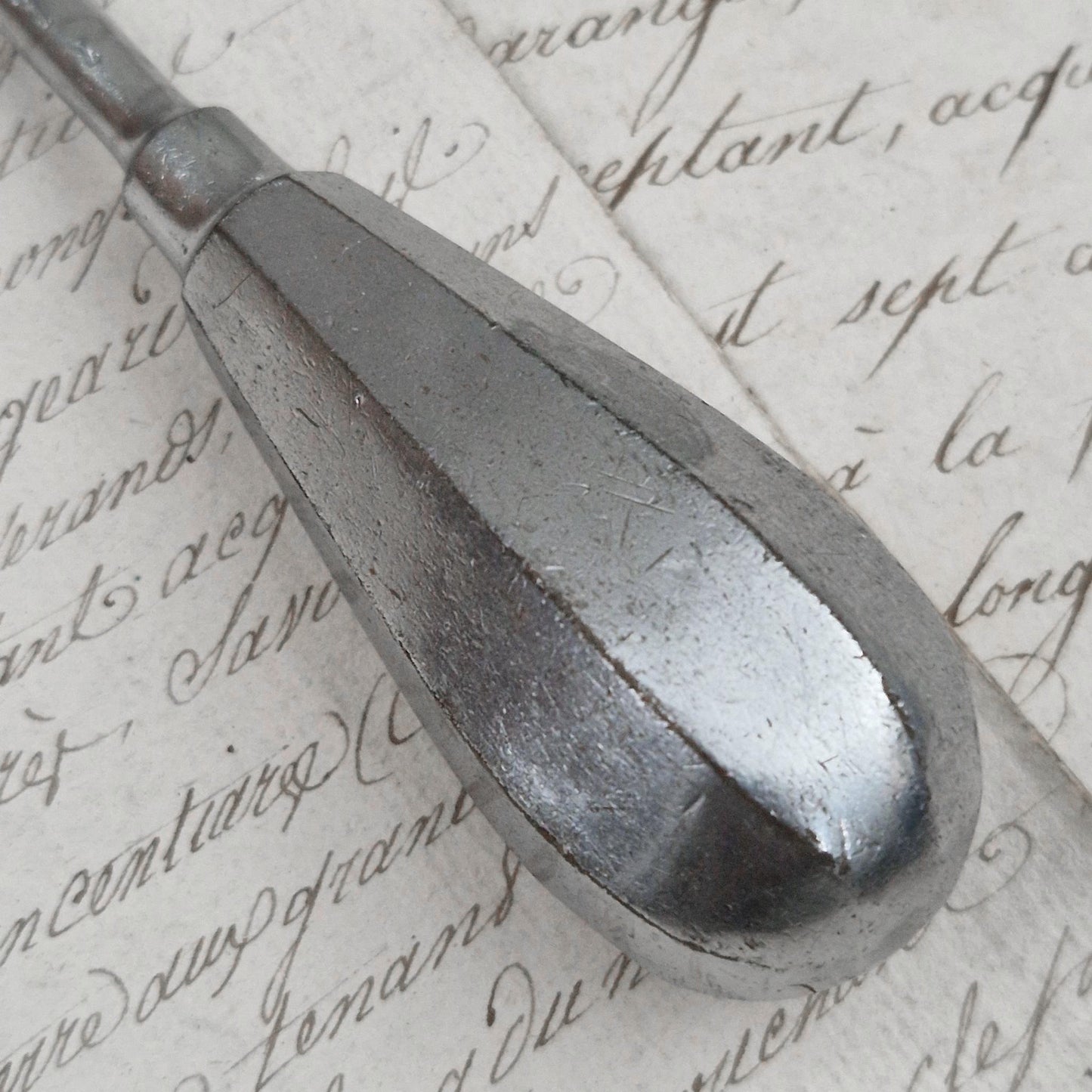 Ancien instrument médical à curette / gouge