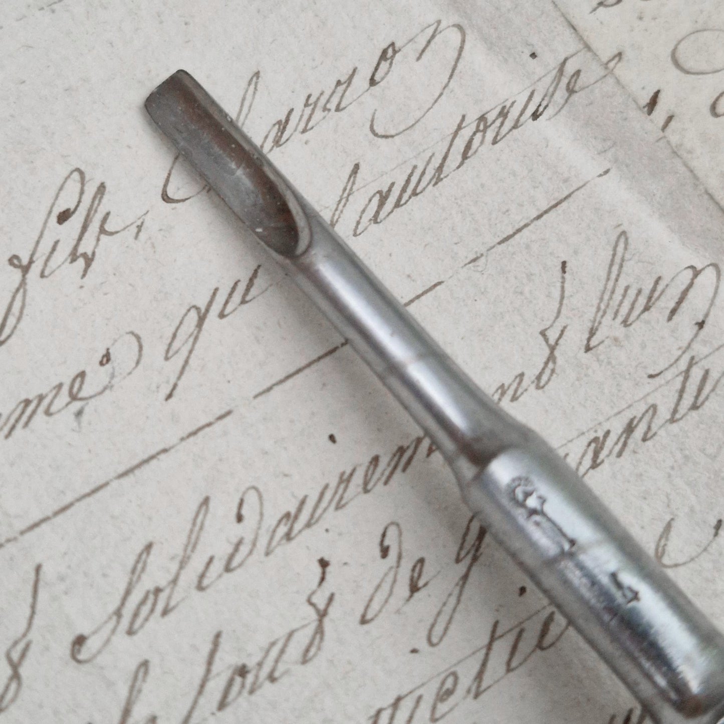 Ancien instrument médical à curette / gouge