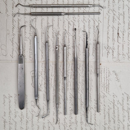 Lot de 10 anciens instruments de chirurgie dentaire