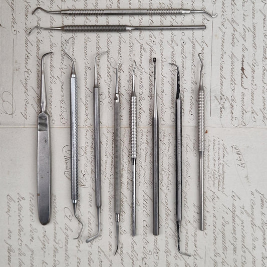 Lot de 10 anciens instruments de chirurgie dentaire