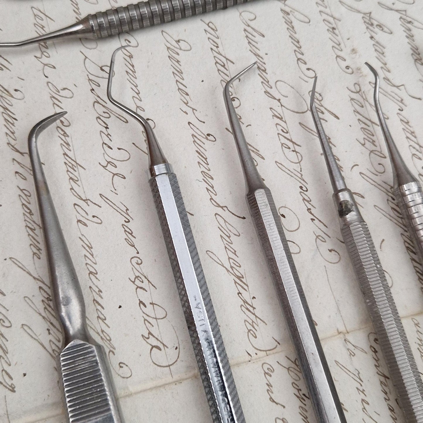 Lot de 10 anciens instruments de chirurgie dentaire
