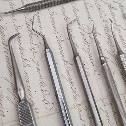 Lot de 10 anciens instruments de chirurgie dentaire