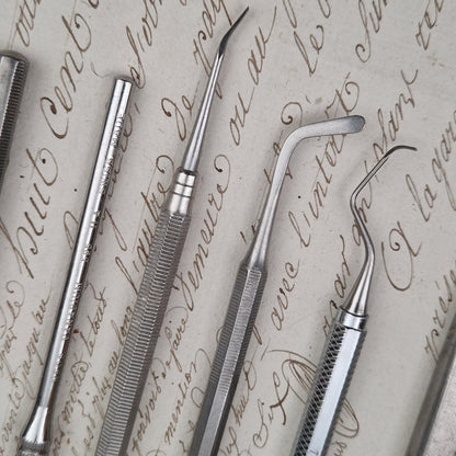 Lot de 10 anciens instruments de chirurgie dentaire