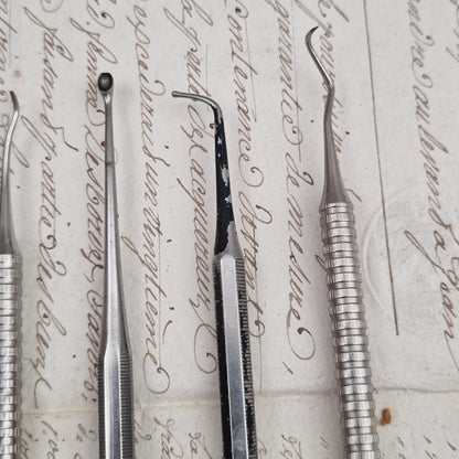 Lot de 10 anciens instruments de chirurgie dentaire