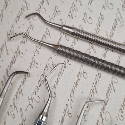 Lot de 10 anciens instruments de chirurgie dentaire