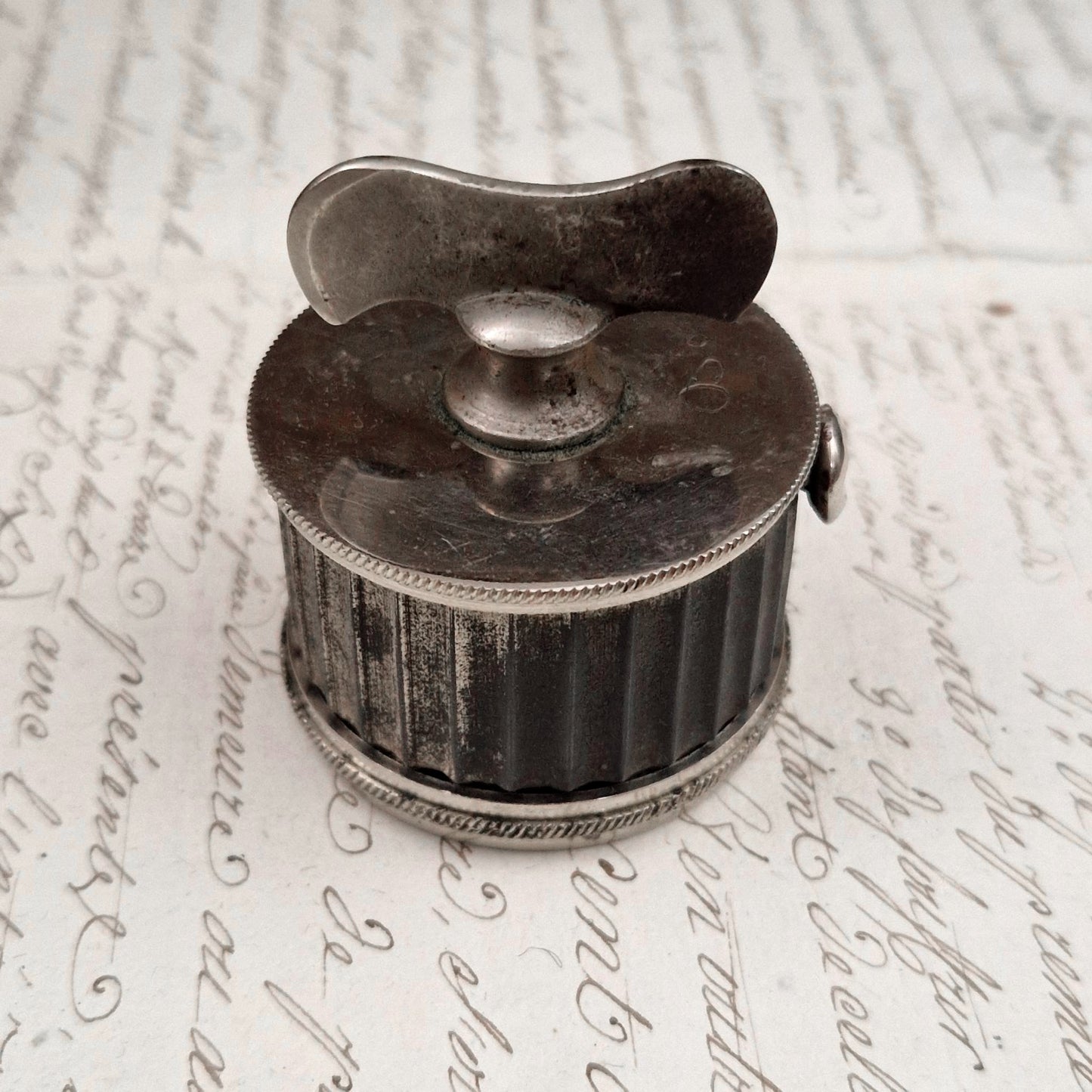 Scarificateur médical ancien dans son étui