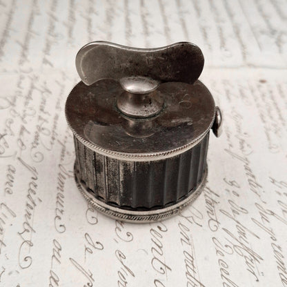 Scarificateur médical ancien dans son étui