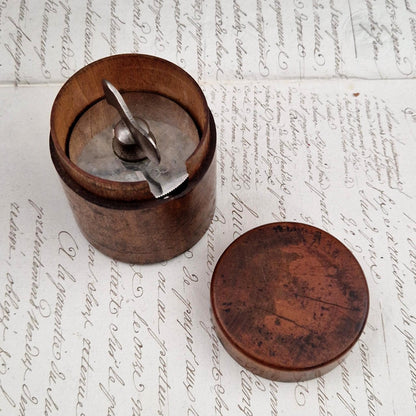 Scarificateur médical ancien dans son étui
