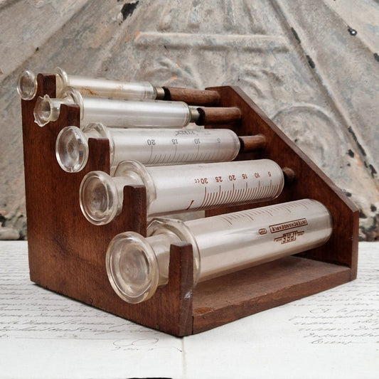 Ancien présentoir à seringues en bois - 5 seringues en verres