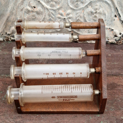 Ancien présentoir à seringues en bois - 5 seringues en verres