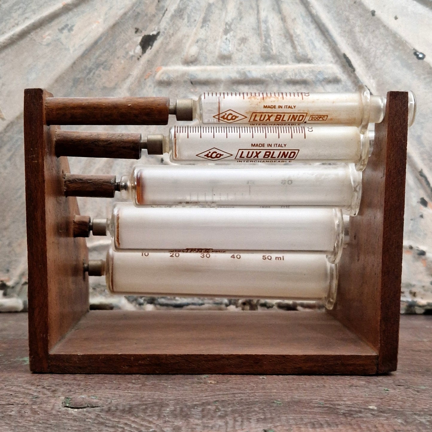 Ancien présentoir à seringues en bois - 5 seringues en verres