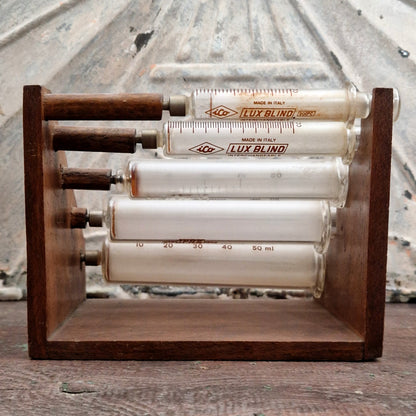 Ancien présentoir à seringues en bois - 5 seringues en verres