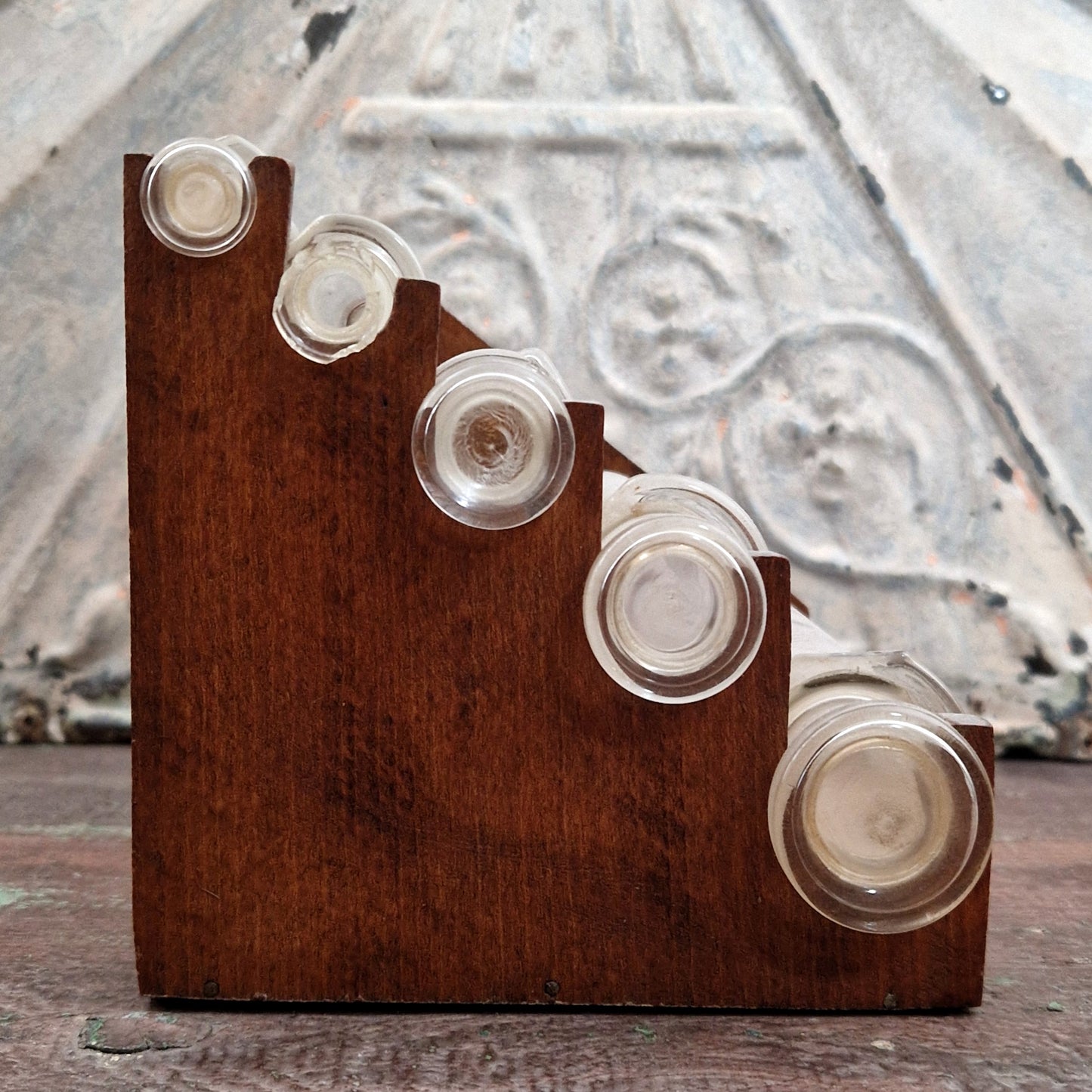 Ancien présentoir à seringues en bois - 5 seringues en verres