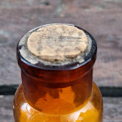 Ancien flacon de pharmacie « Thymol - Acide thymique »