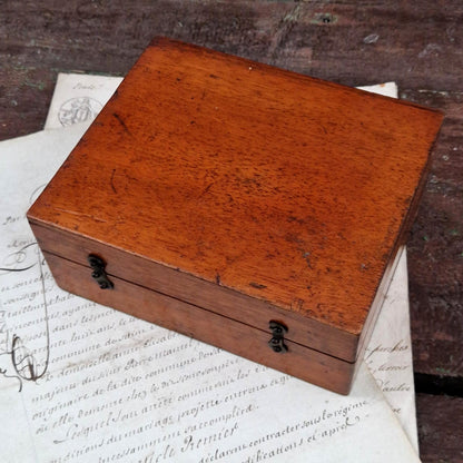 Ancien coffret d’apothicaire en bois avec 20 flacons en verre