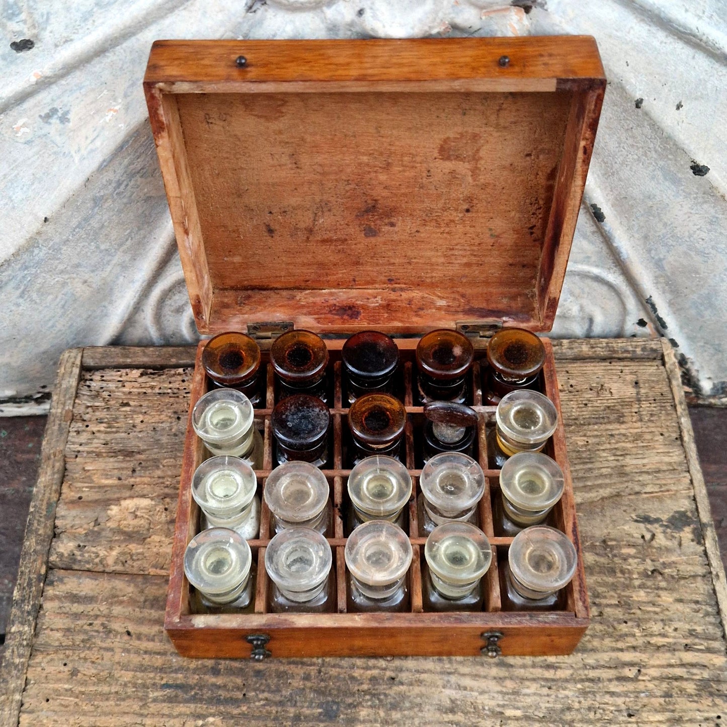 Ancien coffret d’apothicaire en bois avec 20 flacons en verre