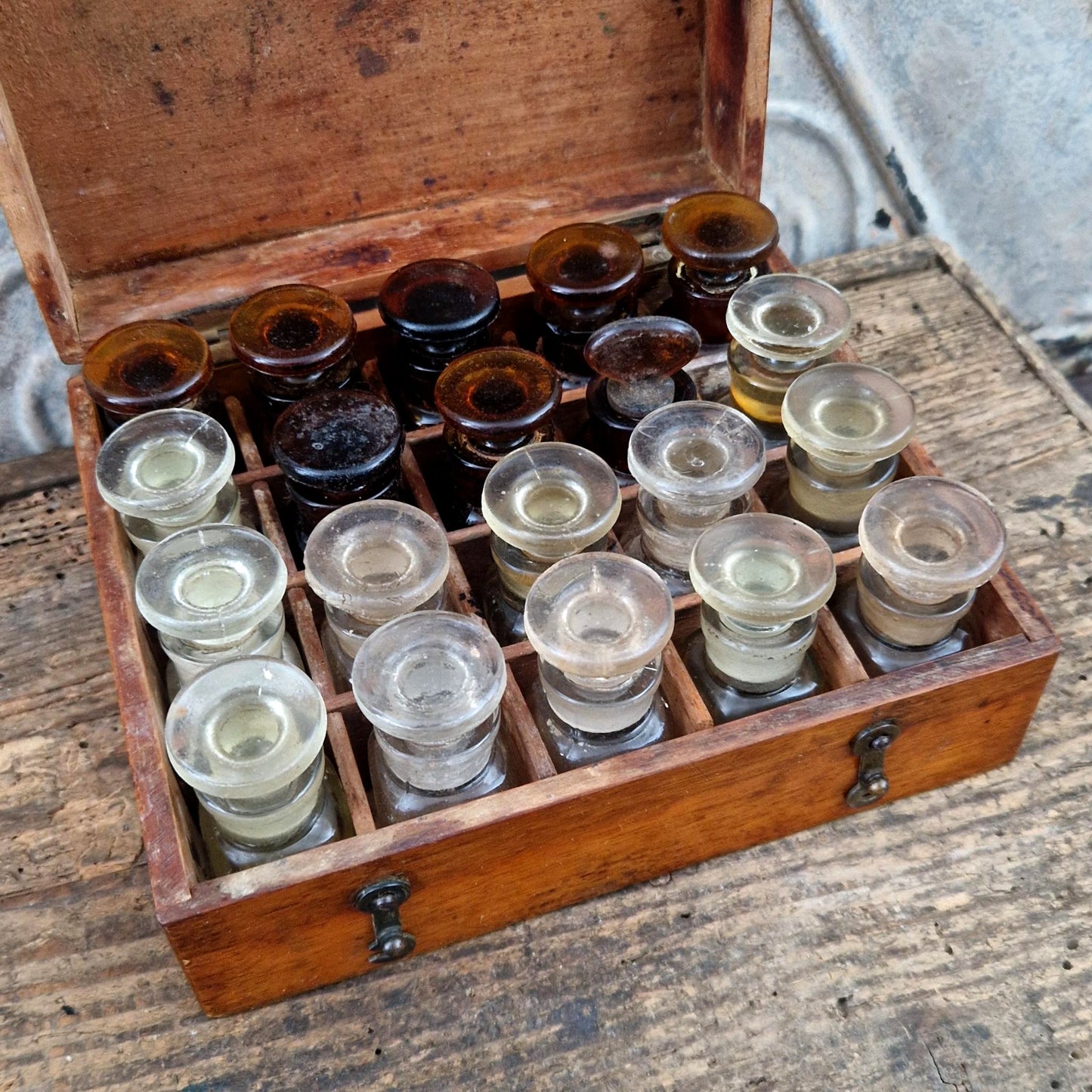 Ancien coffret d’apothicaire en bois avec 20 flacons en verre