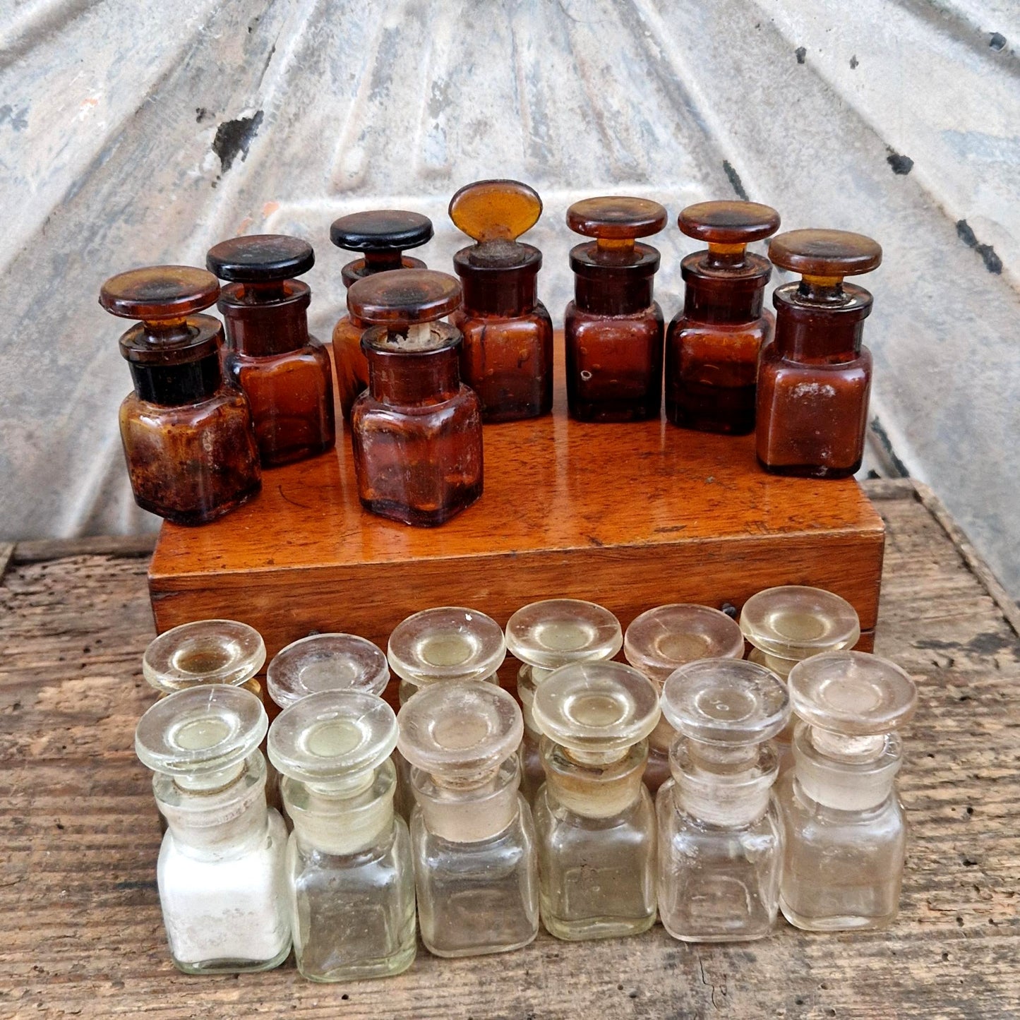 Ancien coffret d’apothicaire en bois avec 20 flacons en verre