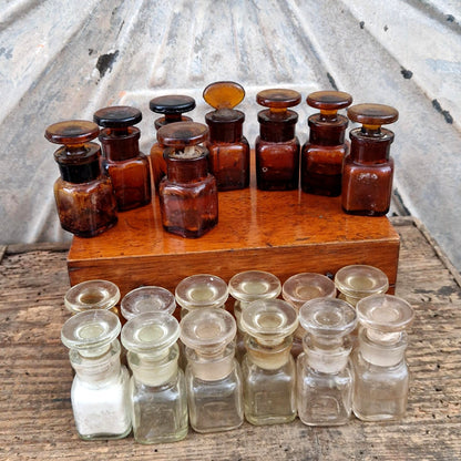 Ancien coffret d’apothicaire en bois avec 20 flacons en verre