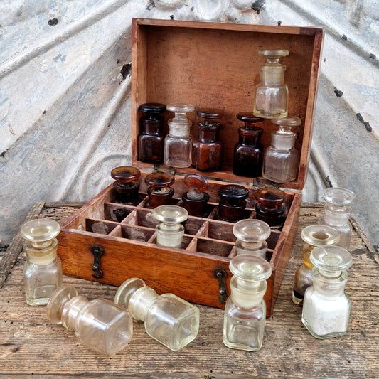 Ancien coffret d’apothicaire en bois avec 20 flacons en verre