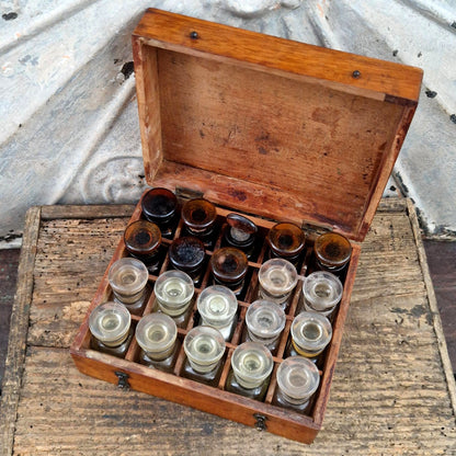 Ancien coffret d’apothicaire en bois avec 20 flacons en verre