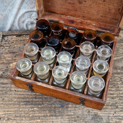 Ancien coffret d’apothicaire en bois avec 20 flacons en verre
