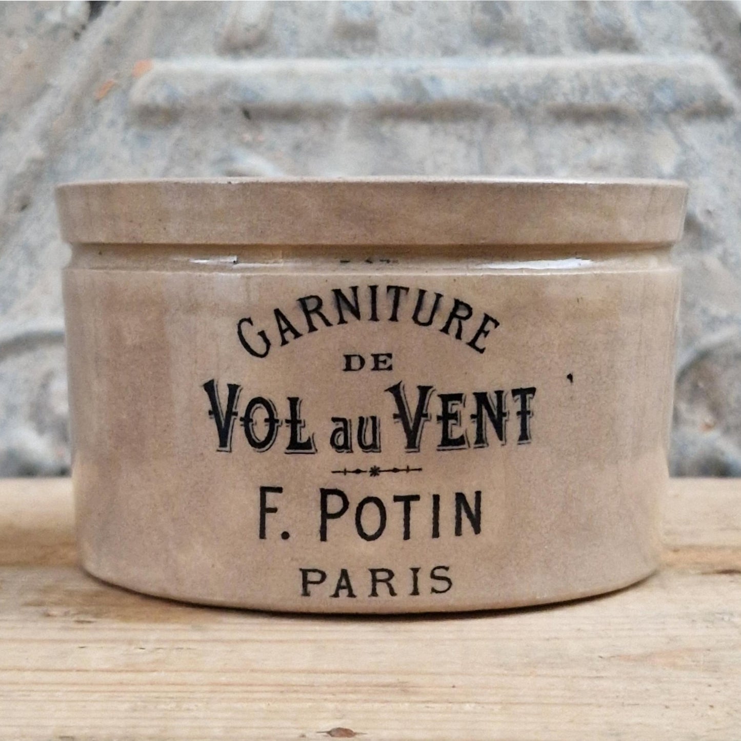 Rare pot en faïence Félix Potin « Vol au Vent »