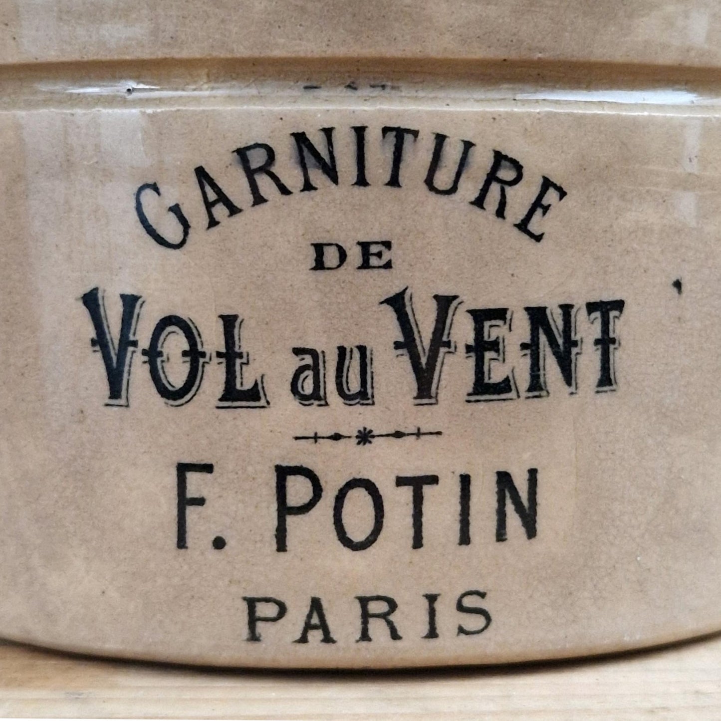 Rare pot en faïence Félix Potin « Vol au Vent »