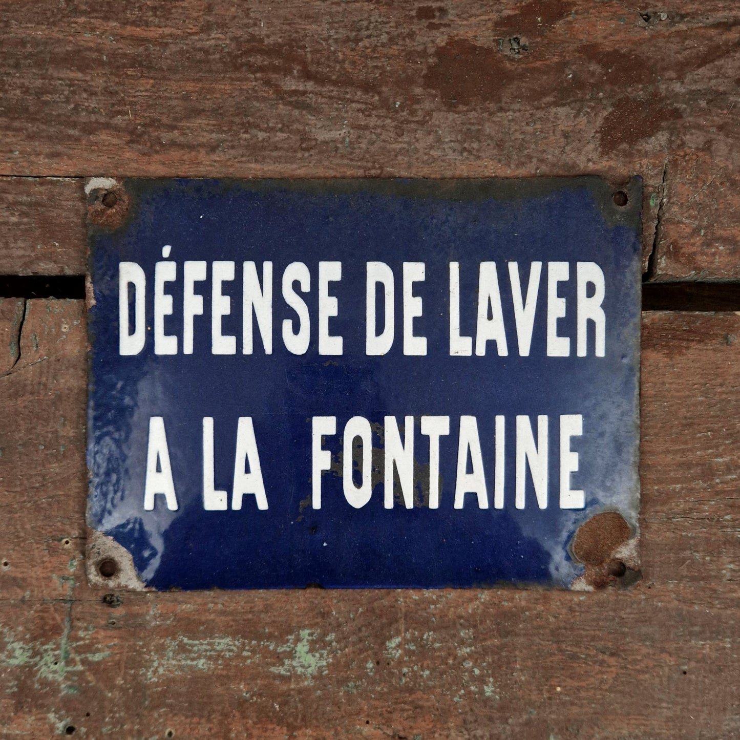 Plaque émaillée  « Défense de laver à la fontaine »