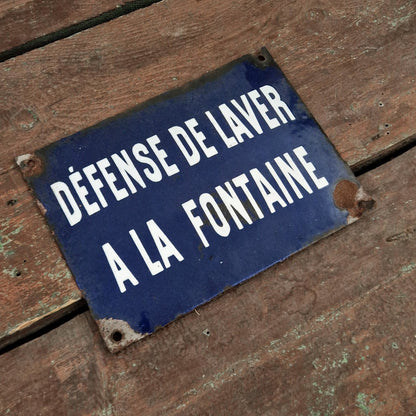 Plaque émaillée  « Défense de laver à la fontaine »