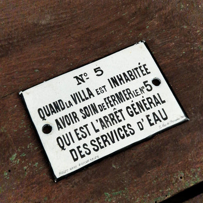 Plaque émaillée « N°5 - Quand la villa est inhabitée... »