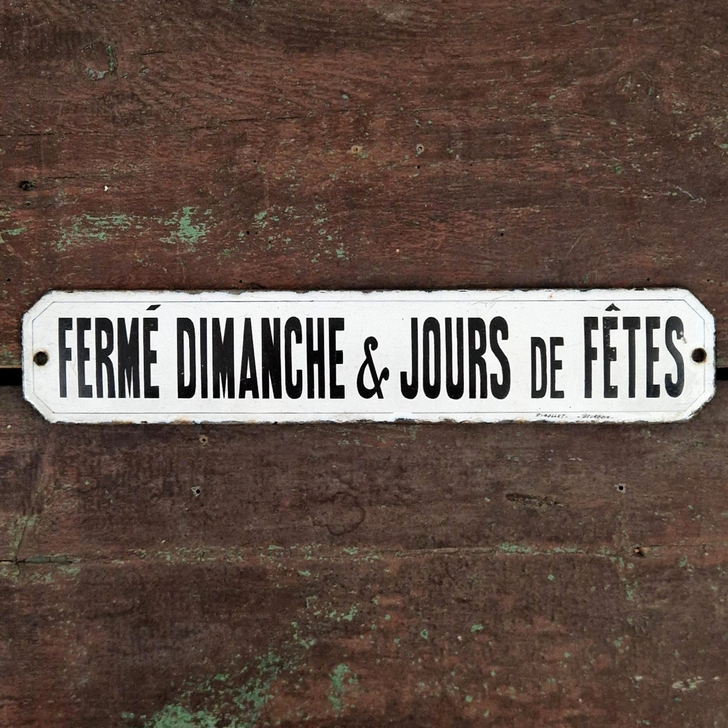Plaque émaillée « Fermé dimanche & jours de fêtes »