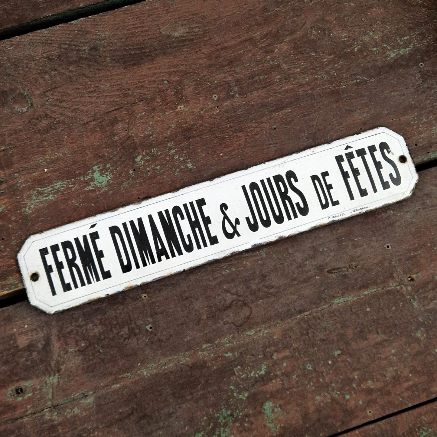 Plaque émaillée « Fermé dimanche & jours de fêtes »