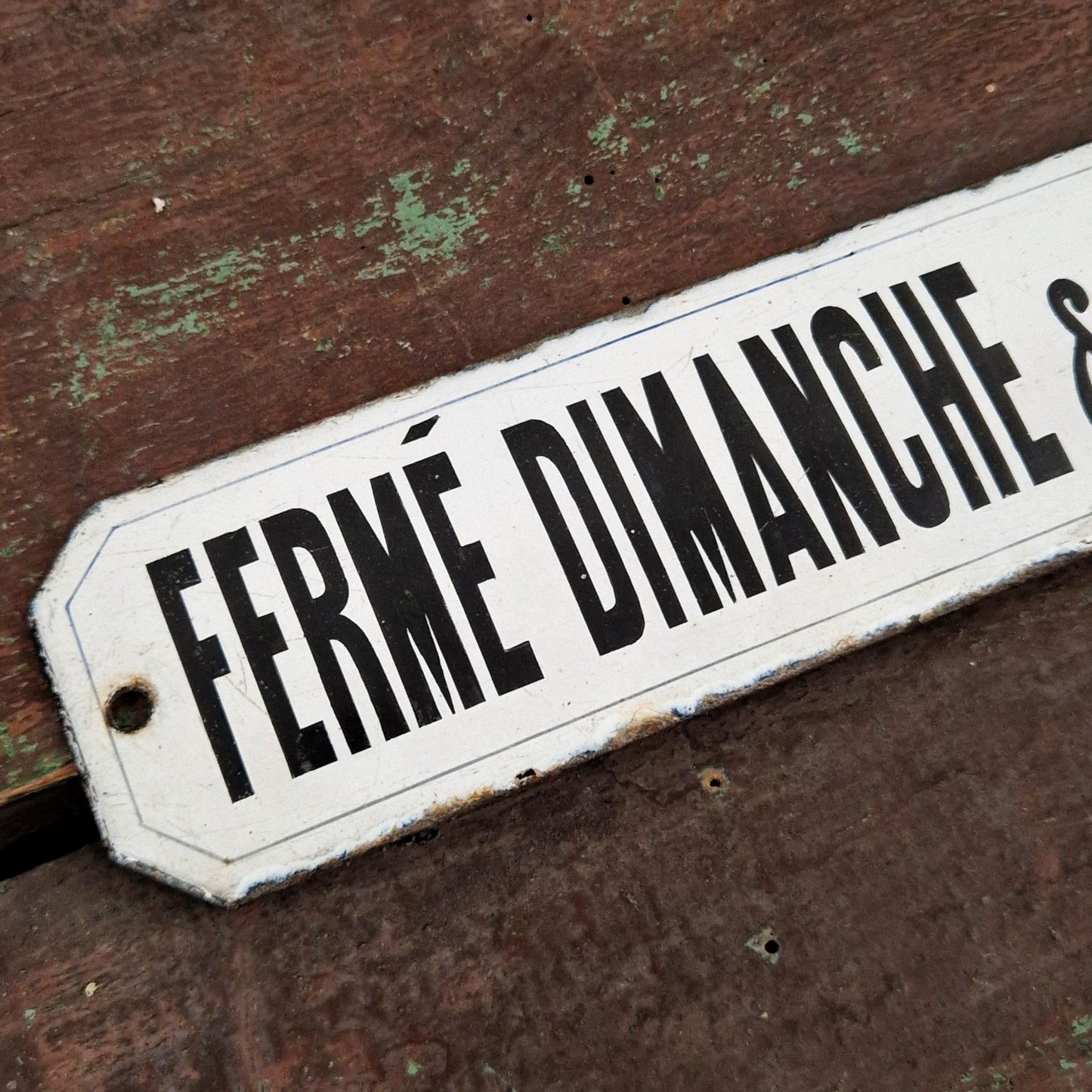 Plaque émaillée « Fermé dimanche & jours de fêtes »