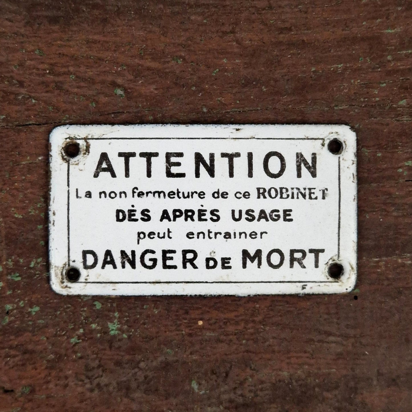 Plaque émaillée « Attention la non fermeture de ce robinet... »