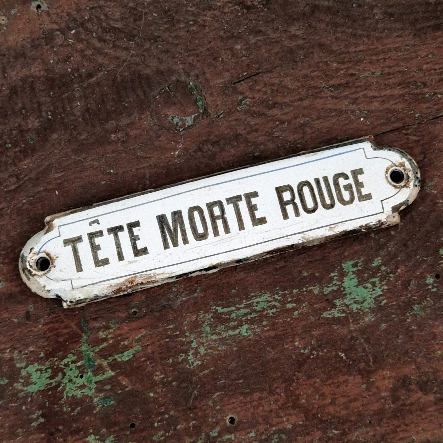 « Tête Morte Rouge » - Plaque émaillée ancienne vers 1900