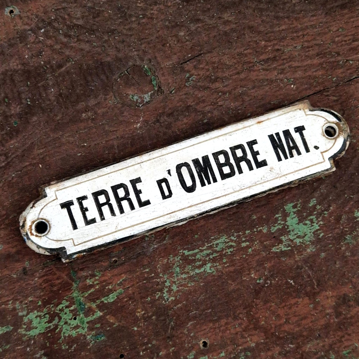 Pigment « Terre d’Ombre Nat. » - Plaque émaillée ancienne