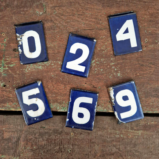 Set of 6 enamelled plates with white numbers