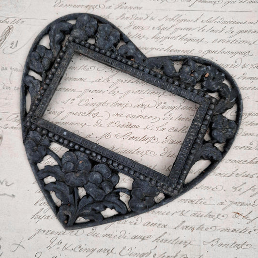 Heart-shaped keepsake frame - 19th Century Gothic / Funerary Style