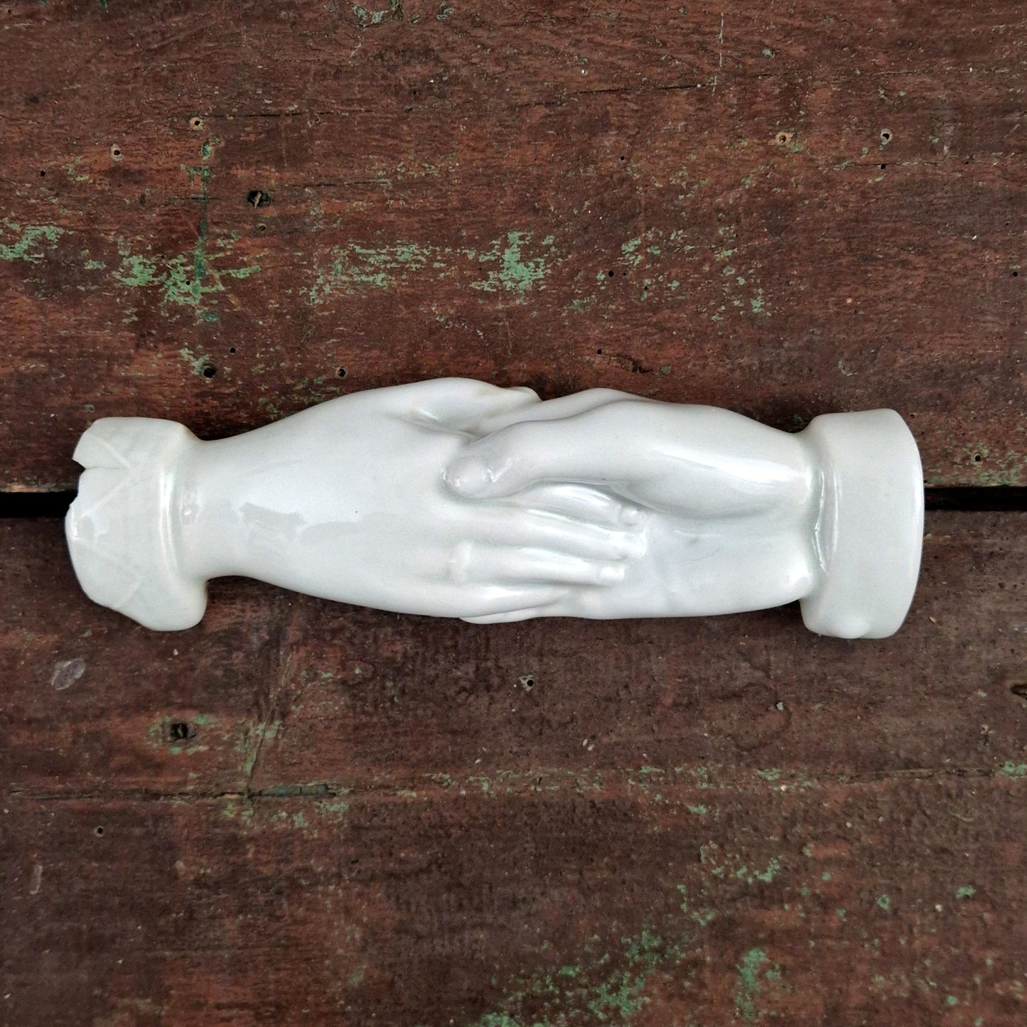 « Poignée de main / Main d’amitié » en porcelaine