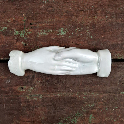 « Poignée de main / Main d’amitié » en porcelaine