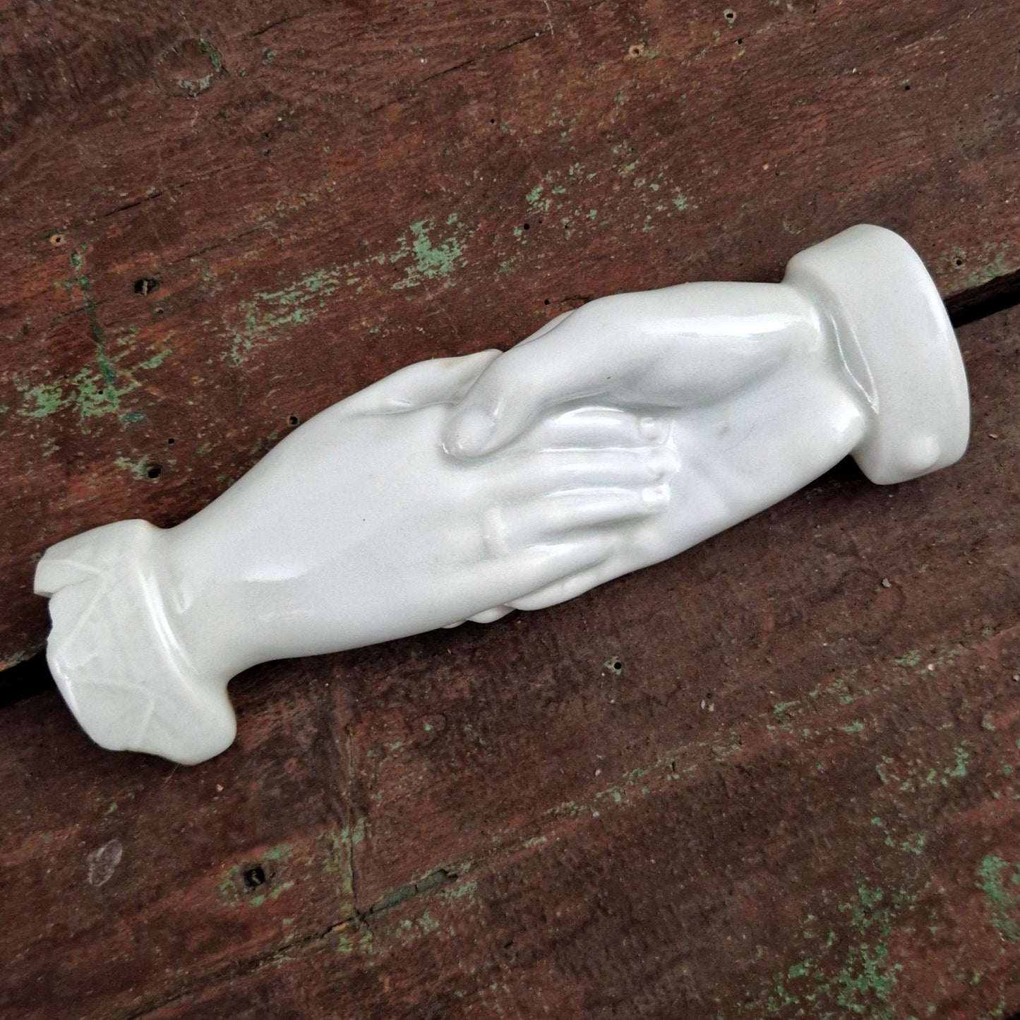 « Poignée de main / Main d’amitié » en porcelaine