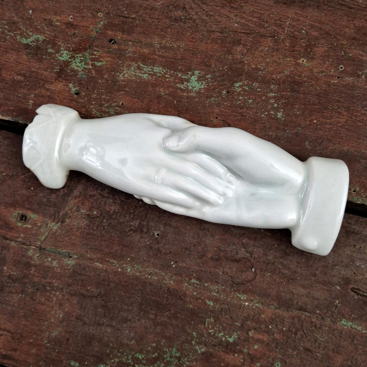 « Poignée de main / Main d’amitié » en porcelaine