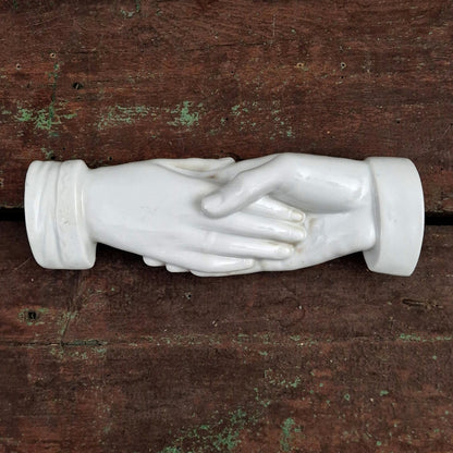 Ornement « Poignée de mains » en porcelaine